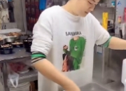 小伙徘徊店主盛满一大碗，免费餐背后的城市温情故事