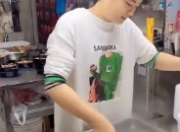 小伙徘徊店主盛满一大碗，免费餐背后的城市温情故事